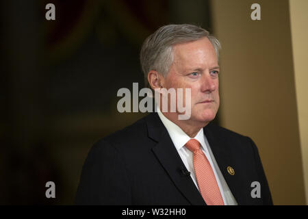 Washington, District of Columbia, USA. 11. Juli, 2019. United States Vertreter Mark Wiesen (Republikaner von North Carolina) bereitet sich für ein Fernsehinterview auf dem Capitol Hill in Washington, DC, USA am 11. Juli 2019. Credit: Stefani Reynolds/CNP/ZUMA Draht/Alamy leben Nachrichten Stockfoto