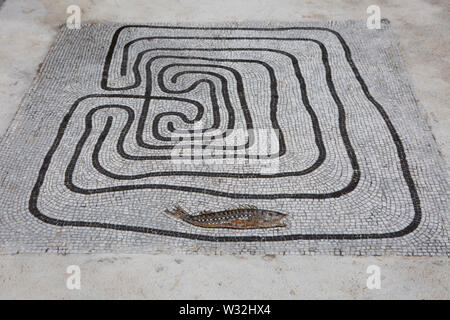 black and white mosaic with a colorful fish mosaic in Positano, on the Amalfi coast, Italy Stockfoto