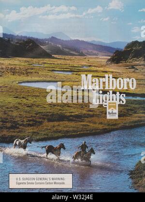 Plakat werbung Marlboro Lights Zigaretten, im Magazin von 1998 Jahr, Slogan, kreative Werbung, Werbung Marlboro von Philip Morris von 1990 s Stockfoto