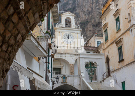 Atrani Dorf an der Amalfiküste, mit dem Dom im Hintergrund Stockfoto