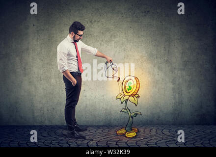 Geschäftsmann Bewässerung ein Dollar Anlage Stockfoto