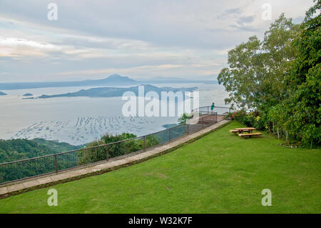 Ein Blick auf den See und den Vulkan Taal aus dem Garten ein Landhaus in Tagaytay. Der zweite Sommer Hauptstadt der philippinischen Wegen der kühlen Klima. Stockfoto