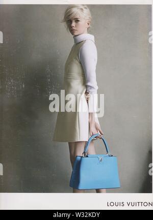 Plakat werbung Louis Vuitton Handtasche mit Michelle Williams Schauspielerin in Papier Magazin aus 2014, Werbung, kreative Werbung von 2010 s Stockfoto