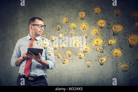 Happy business Mann mit Tablet Computer mit brillanten Ideen kreativ Stockfoto