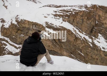 Fotograf wartet auf Fotos von Snow Leopard in den Höhen des Himalaya Strecke der Berge bei extremen klimatischen Bedingung Stockfoto