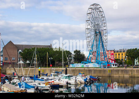 11. Juli 2019 Eine große temporäre Riesenrad auf der Strandpromenade Marina in Bangor County Down Nordirland an einem lauen Sommerabend Stockfoto