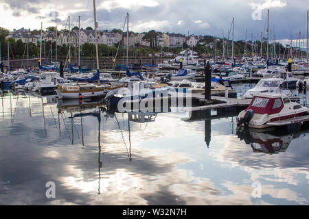 11 Juli 2019 Boote in der modernen Marina in Bangor County Down Nordirland günstig wie die Sonne an einem lauen Sommerabend setzt Stockfoto