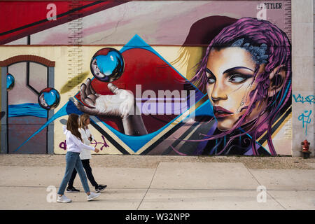 Street Art Wandmalerei von artist Styler, Leiter der jungen Frau mit ausgestreckter Hand auf Gebäude in der Avenida 24 de Julho, Lissabon, Portugal, lackiert Stockfoto