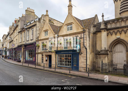 The Saracens Head, einem historischen Greene King Pub in der Broad Street im Zentrum der Stadt, in der die älteste in der Badewanne, die größte Stadt in Somerset, im Südwesten von England Stockfoto