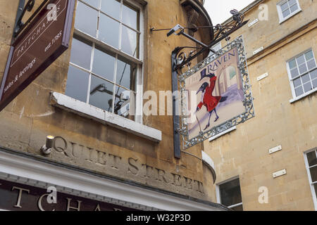 Anzeigen, die in der Kneipe Zeichen für die Raven von Badewanne, einen traditionellen Pub in einer ruhigen Straße im Bad, der größten Stadt in süd-west Somerset, England, Großbritannien Stockfoto