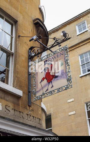 Anzeigen, die in der Kneipe Zeichen für die Raven von Badewanne, einen traditionellen Pub in einer ruhigen Straße im Bad, der größten Stadt in süd-west Somerset, England, Großbritannien Stockfoto