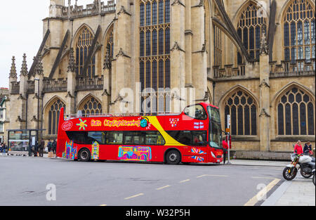 Große rote oben offenen Doppeldecker touristische tour bus für Bath City Sightseeing Touren außerhalb von Bath Abbey, Badewanne, Somerset, Süd-West-England, UK geparkt Stockfoto