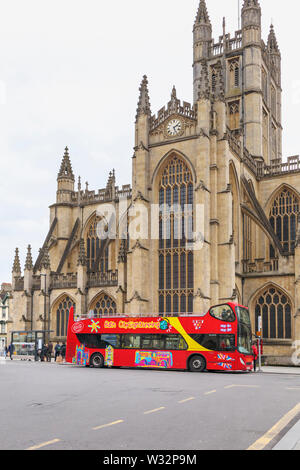 Große rote oben offenen Doppeldecker touristische tour bus für Bath City Sightseeing Touren außerhalb von Bath Abbey, Badewanne, Somerset, Süd-West-England, UK geparkt Stockfoto