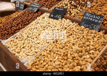 Vielzahl von Muttern auf den Markt Stockfoto