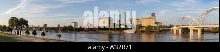 Little Rock, Hauptstadt von Arkansas in den Vereinigten Staaten, wie sie im Morgengrauen über den Arkansas River gesehen Stockfoto
