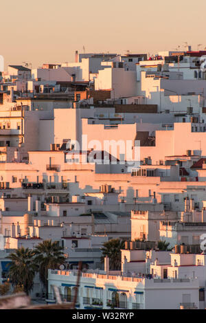 Schönen roten Sonnenuntergang im weißen Dorf Arcos de la Frontera, Spanien Stockfoto