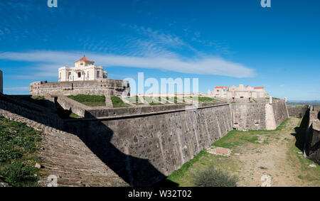 Forte de Nossa ein einzigartiges aus dem 18. Jahrhundert fünfeckige Festung auf einem Hügel mit Panoramablick und historische Exponate im Inneren über der Stadt Elvas, Por entfernt Stockfoto