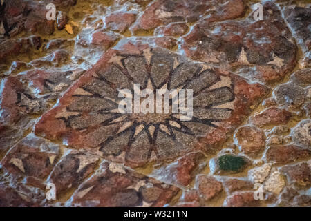 Spanische Fliesen aus einem alten andalusischen Gebäude Stockfoto