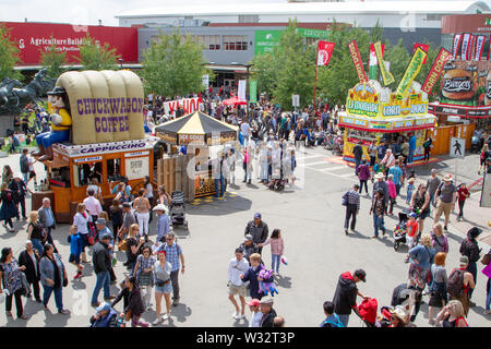 CALGARY, Kanada - 9. JULI 2019: eine Masse der Straße im Olympischen Weg SE bei der jährlichen Calgary Stampede Veranstaltung gefüllt. Das Calgary Stampede wird oft als Stockfoto