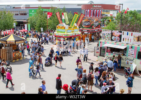 CALGARY, Kanada - 9. JULI 2019: eine Masse der Straße im Olympischen Weg SE bei der jährlichen Calgary Stampede Veranstaltung gefüllt. Das Calgary Stampede wird oft als Stockfoto