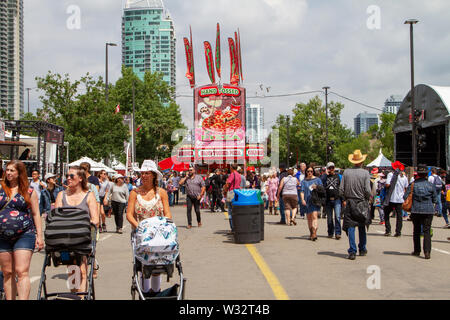 CALGARY, Kanada - 9. JULI 2019: eine Masse der Straße im Olympischen Weg SE bei der jährlichen Calgary Stampede Veranstaltung gefüllt. Das Calgary Stampede wird oft als Stockfoto