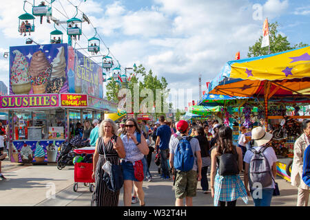 CALGARY, Kanada - 9. JULI 2019: eine Masse der Straße im Olympischen Weg SE bei der jährlichen Calgary Stampede Veranstaltung gefüllt. Das Calgary Stampede wird oft als Stockfoto