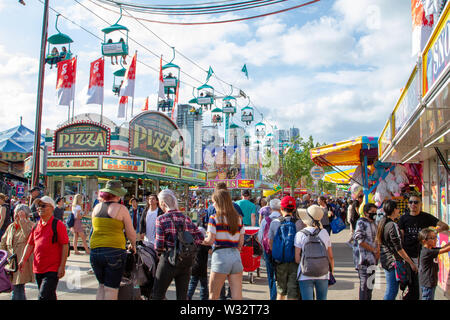 CALGARY, Kanada - 9. JULI 2019: eine Masse der Straße im Olympischen Weg SE bei der jährlichen Calgary Stampede Veranstaltung gefüllt. Das Calgary Stampede wird oft als Stockfoto