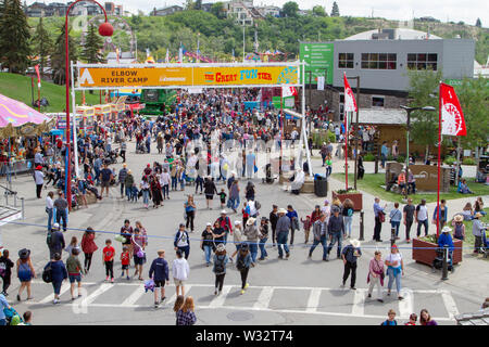 CALGARY, Kanada - 9. JULI 2019: eine Masse der Straße im Olympischen Weg SE bei der jährlichen Calgary Stampede Veranstaltung gefüllt. Das Calgary Stampede wird oft als Stockfoto