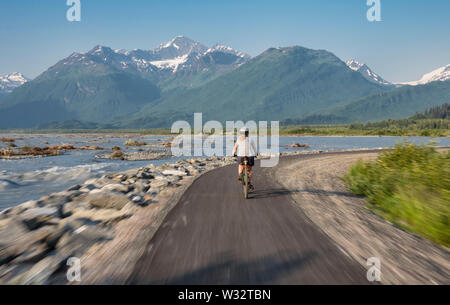 Radfahrer Radfahren auf Trail entlang der Valdez Fluss in Southcentral Alaska. Stockfoto