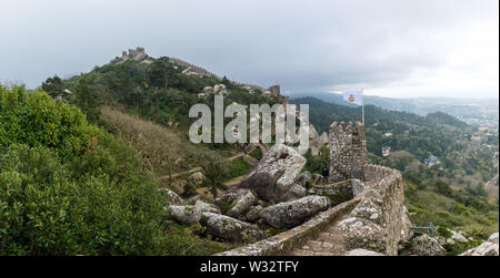 Die Burg der Mauren, eine mittelalterliche Burg auf einem Hügel in Sintra, Portugal, von den Mauren gebaut und war ein strategischer Punkt während der Reconquista Stockfoto