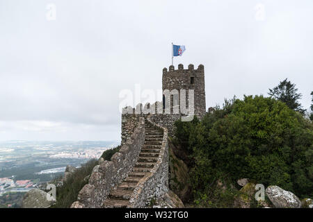 Die Burg der Mauren, eine mittelalterliche Burg auf einem Hügel in Sintra, Portugal, von den Mauren gebaut und war ein strategischer Punkt während der Reconquista Stockfoto