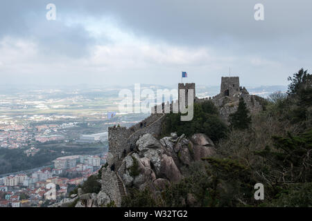 Die Burg der Mauren, eine mittelalterliche Burg auf einem Hügel in Sintra, Portugal, von den Mauren gebaut und war ein strategischer Punkt während der Reconquista Stockfoto