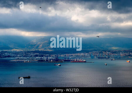 Ein Blick auf die industriellen Hafenstadt Algeciras vom Felsen von Gibraltar bei bedecktem Himmel genommen Stockfoto