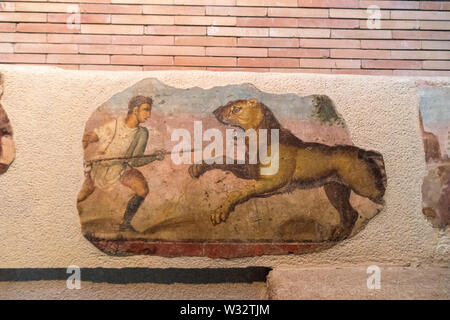 Die Malerei vom römischen Amphitheater in Merida ein Jäger mit Löwin Stockfoto