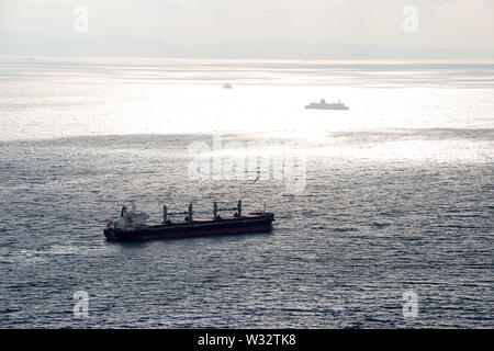 Ein großes Frachtschiff durch die Straße von Gibraltar durchqueren Stockfoto