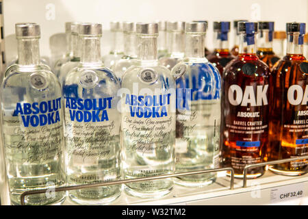 Genf, März 2019 Flaschen Absolut Wodka auf Anzeige für Verkauf, Marke der Wodka in Schweden produziert. Durch Pernod Ricard Marke von Spirituosen im Besitz Stockfoto