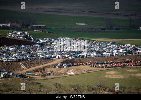 Ein Auto Junk Yard in einem Feld Stockfoto