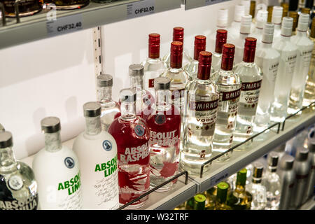 Genf, März 2019 Flaschen Absolut Wodka auf Anzeige für Verkauf, Marke der Wodka in Schweden produziert. Durch Pernod Ricard Marke von Spirituosen im Besitz Stockfoto