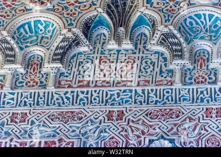 Aufwändig von Hand geschnitzten Designs mit roten und blauen Inlays aus der Königliche Alcázar von Sevilla Stockfoto