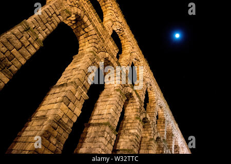 Das Aquädukt von Segovia, Spanien in der Nacht mit dem Mond Stockfoto