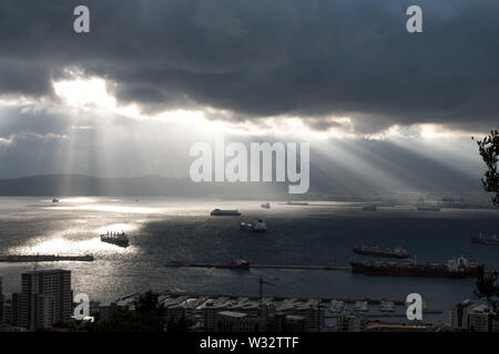 Ein Blick auf die industriellen Hafenstadt Algeciras vom Felsen von Gibraltar bei bedecktem Himmel genommen Stockfoto