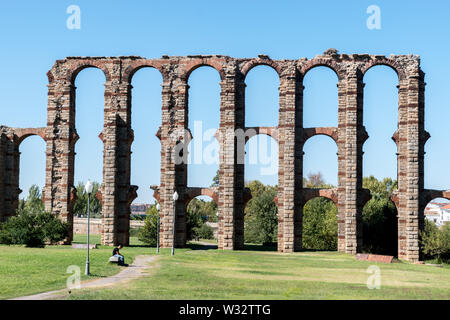 Ein Panorama der Acueducto de los Milagros (wundersame Aquädukt) in Merida, Spanien Stockfoto