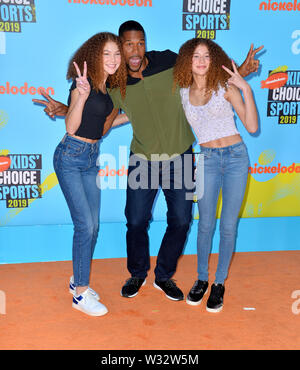 Santa Monica, USA. 11. Juli, 2019. SANTA MONICA, USA. Juli 11, 2019: Michael Strahan, Isabella & Sophia Strahan Strahan am Nickelodeon Kids' Choice Sports Awards 2019 bei Barker Hangar. Foto: Paul Smith/Alamy leben Nachrichten Stockfoto