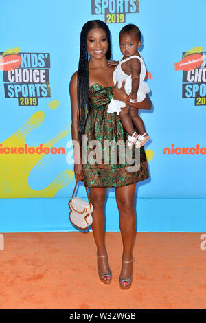 Santa Monica, USA. 11. Juli, 2019. SANTA MONICA, USA. Juli 11, 2019: Gabrielle Union & Union Kaavia James Wade auf der Nickelodeon Kids' Choice Sports Awards 2019 bei Barker Hangar. Foto: Paul Smith/Alamy leben Nachrichten Stockfoto