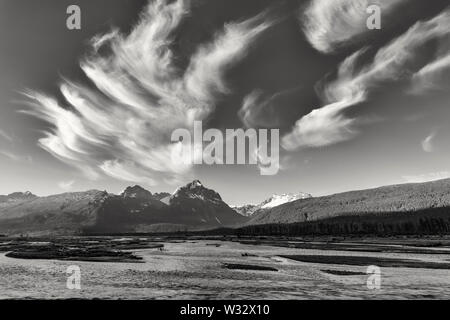 Cirrus Wolken über die Chugach Berge und den Lowe Fluss in der Dämmerung in Southcentral Alaska. Stockfoto