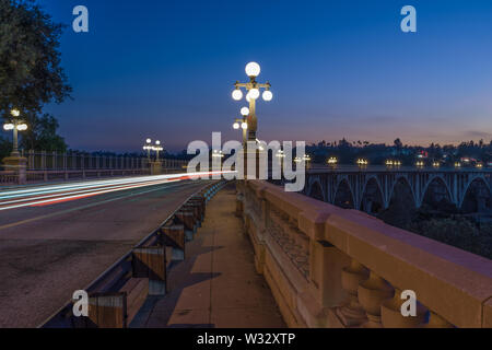 Bild des Colorado Street Bridge in Pasadena, Kalifornien, in der Dämmerung. Stockfoto