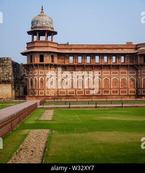 AGRA, INDIEN - ca. November 2018: Ansicht des Agra Fort. Dies ist eine historische Fort in der Stadt Agra in Indien. Es war die Hauptresidenz der Emp Stockfoto