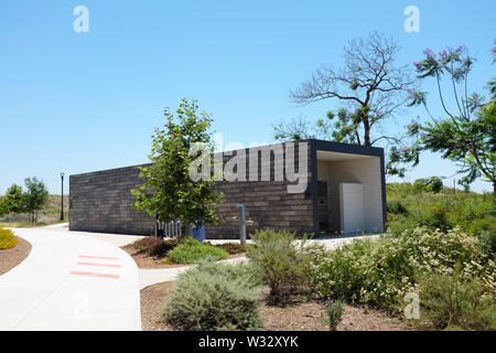 IRIVNE, Kalifornien - 11. JULI 2019: Toiletten im Bosque Bereich der Großen Park open space Trail. Stockfoto