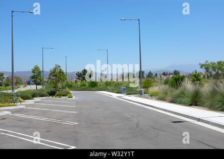 IRIVNE, Kalifornien - 11. JULI 2019: Parkplatz neben der Bosque offenen Raum der Großen Park. Stockfoto