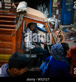 AGRA, INDIEN - ca. November 2018: Menschen auf den Straßen von Agra. Die Stadt ist ein beliebtes Touristenziel am Ufer des Yamuna Flusses. Stockfoto
